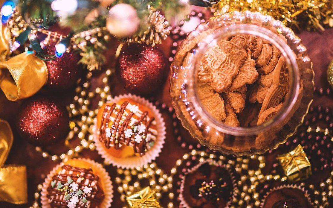 Una trufa de chocolate con decoración de oro comestible en una bandeja blanca