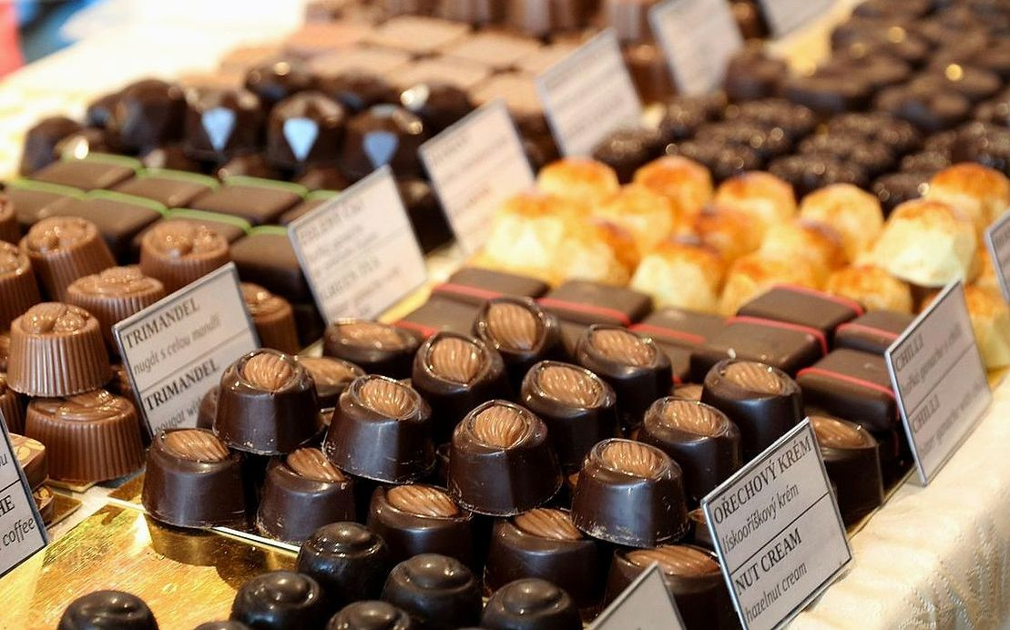 Un montón de caramelos duros artesanales con colores brillantes, textura rústica