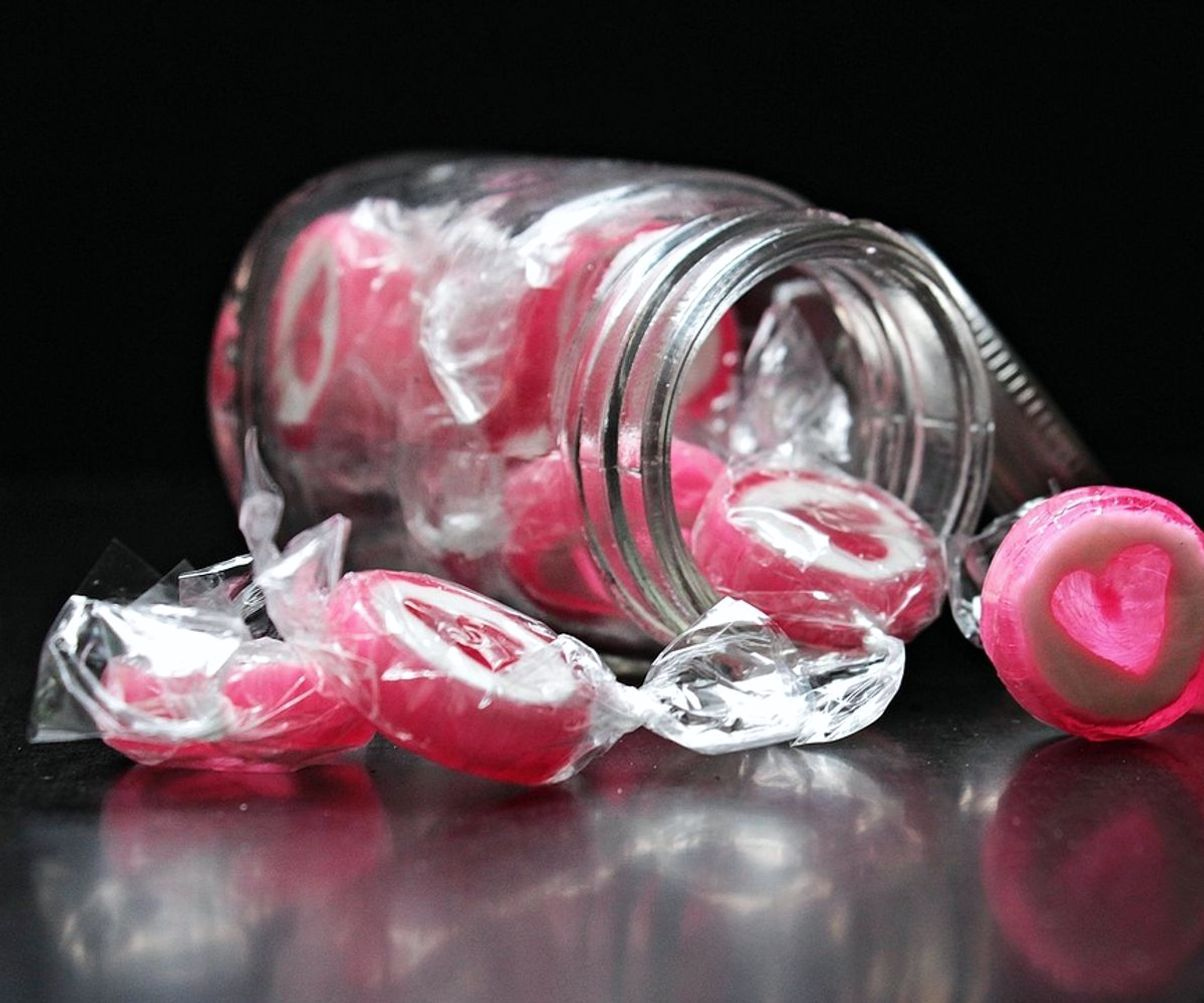 Manos preparando dulces y confites en la mesa de trabajo