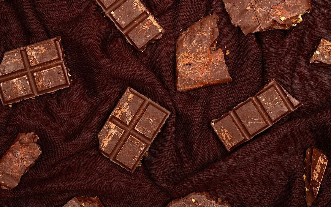 Una trufa de chocolate oscuro con flor de sal, vista de cerca