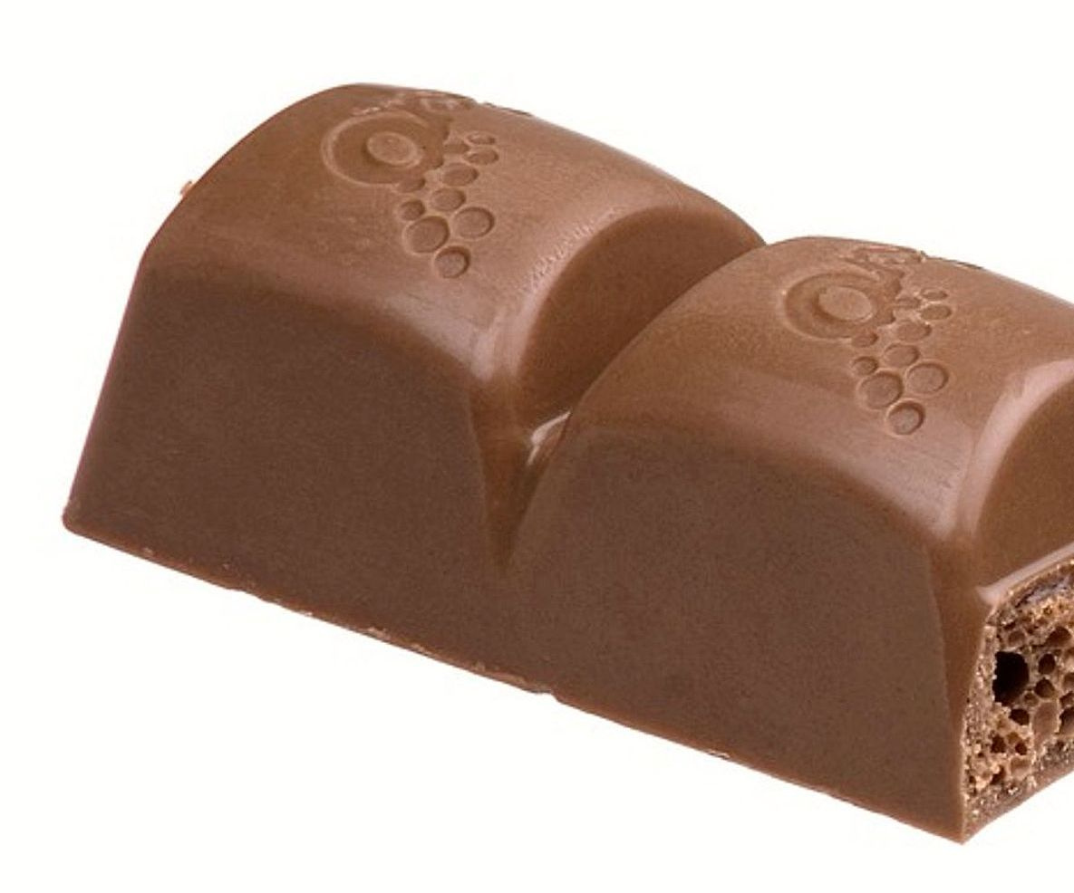 Vidriera repleta de chocolates, caramelos y golosinas artesanales